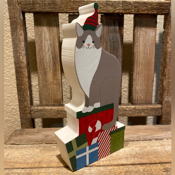 Christmas Cat Wood Decor, Gray & White Cat Wearing A Christmas Hat & Presents - Picture 4 of 9